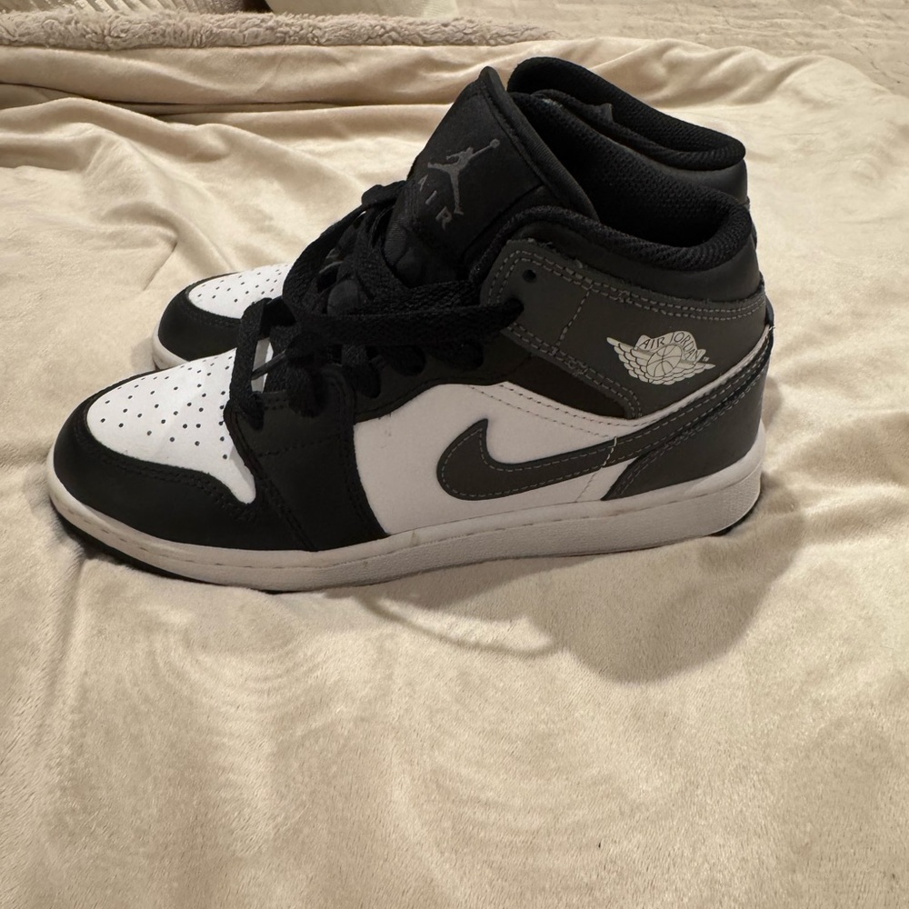 Nike Kids Black and White high top Sneakers Jordan 1 iron grey